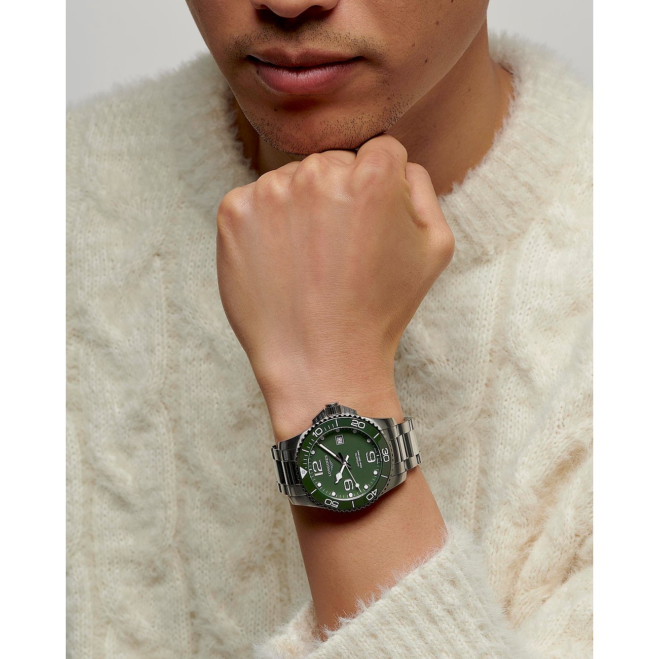 Longines Herrenuhr mit Edelstahlgehäuse und grüner Lünette.