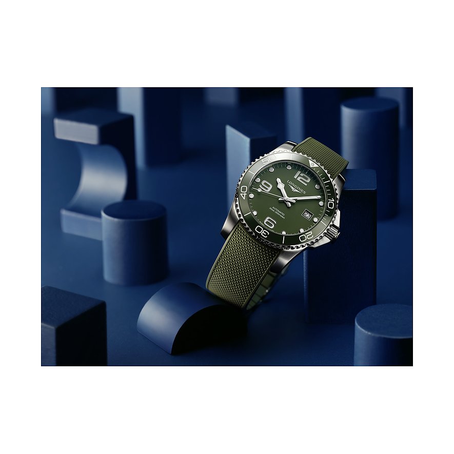 Longines Herrenuhr mit Edelstahlgehäuse, grüner Lünette und grünem Armband.