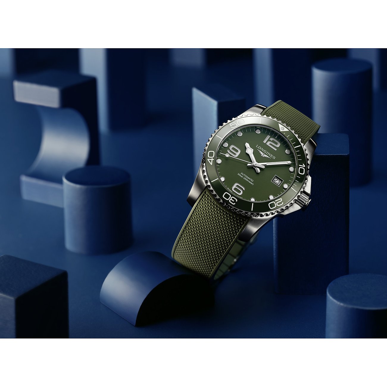 Longines Herrenuhr mit Edelstahlgehäuse, grüner Lünette und grünem Armband.