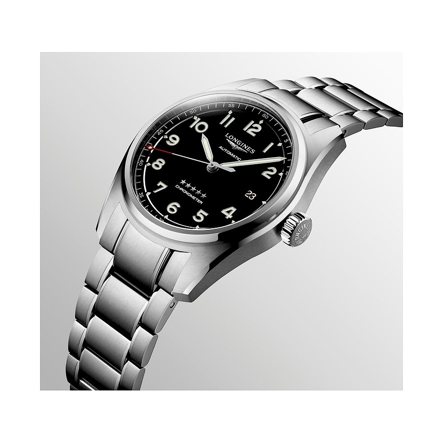 Longines Herrenuhr mit Edelstahlgehäuse und schwarzem Zifferblatt, analog.