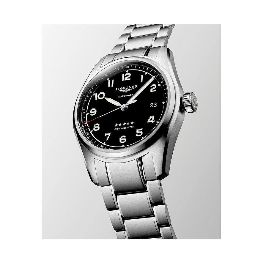 Longines Herrenuhr mit Edelstahlgehäuse, schwarzem Zifferblatt und Automatikwerk.