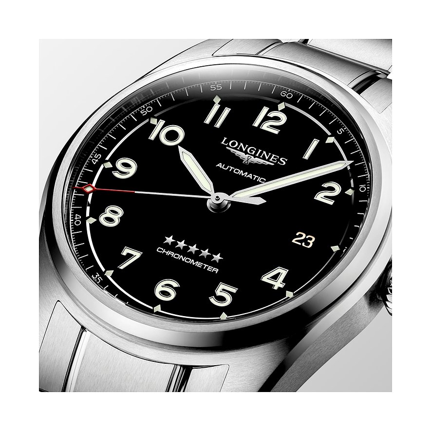 Longines Herrenuhr mit Edelstahlgehäuse, schwarzem Zifferblatt und Automatikwerk.