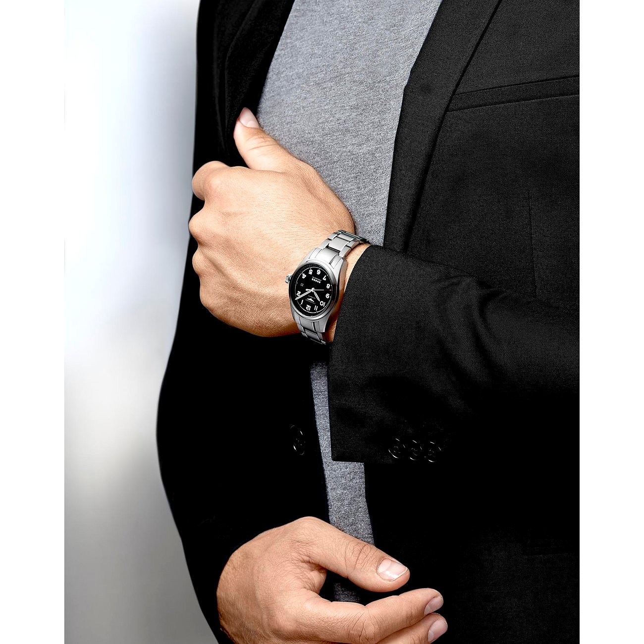 Longines Herrenuhr mit Edelstahlgehäuse und schwarzem Zifferblatt.