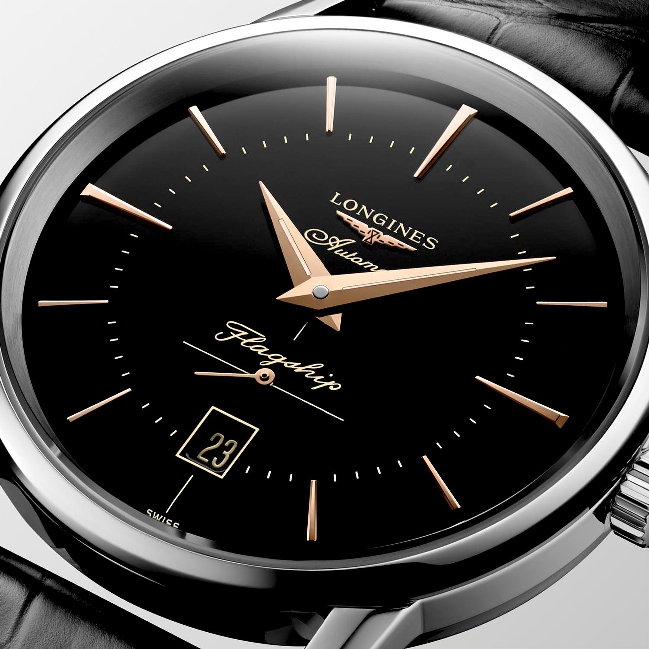 Longines Herrenuhr mit Edelstahlgehäuse, schwarzes Zifferblatt, goldfarbene Zeiger.