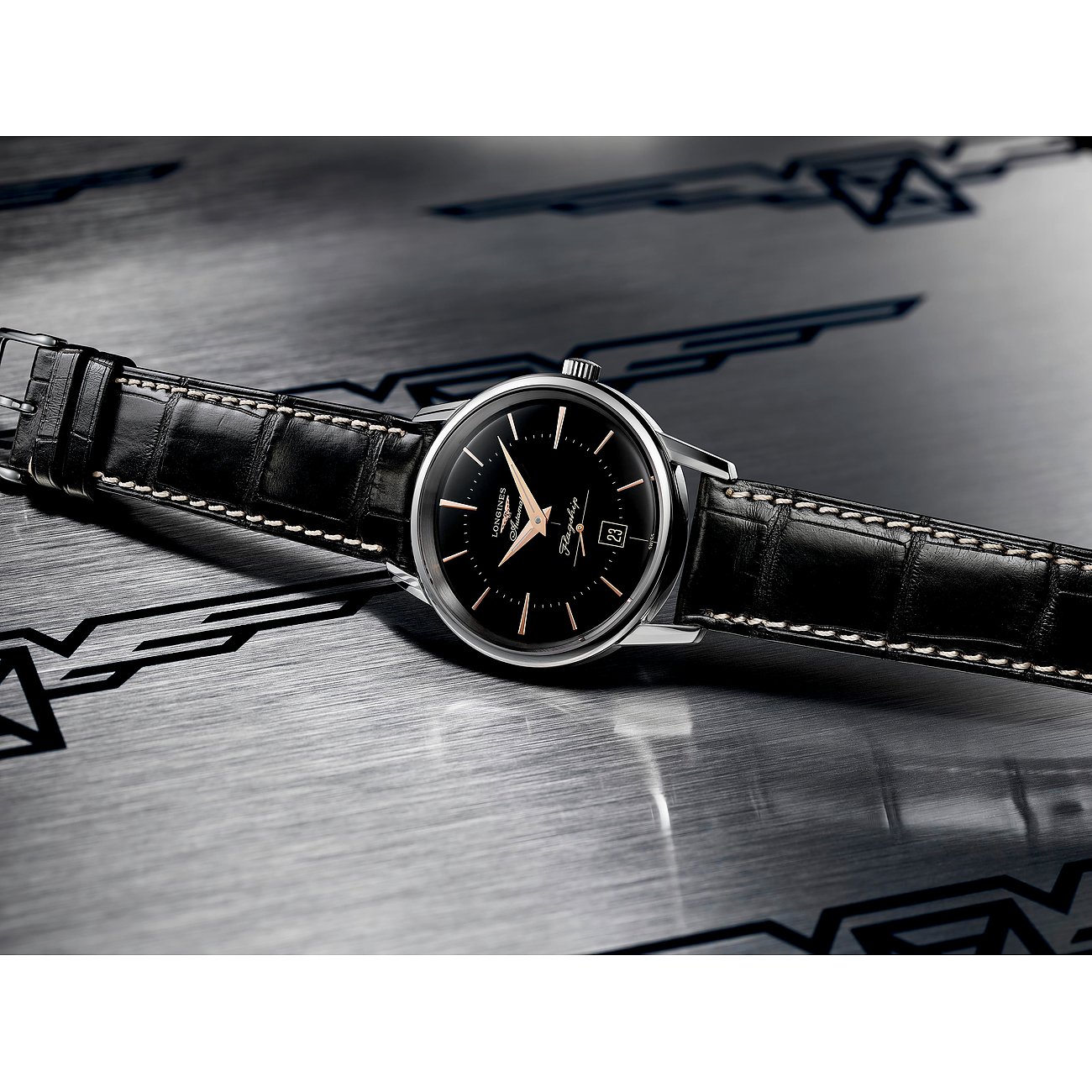 Longines Herrenuhr mit Edelstahlgehäuse, schwarzem Zifferblatt und Lederarmband.