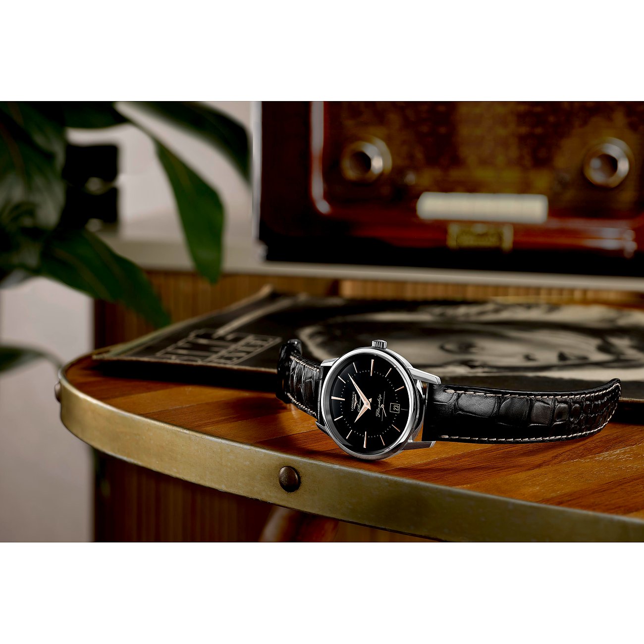 Longines Herrenuhr mit Edelstahlgehäuse, schwarzem Zifferblatt und Lederarmband.