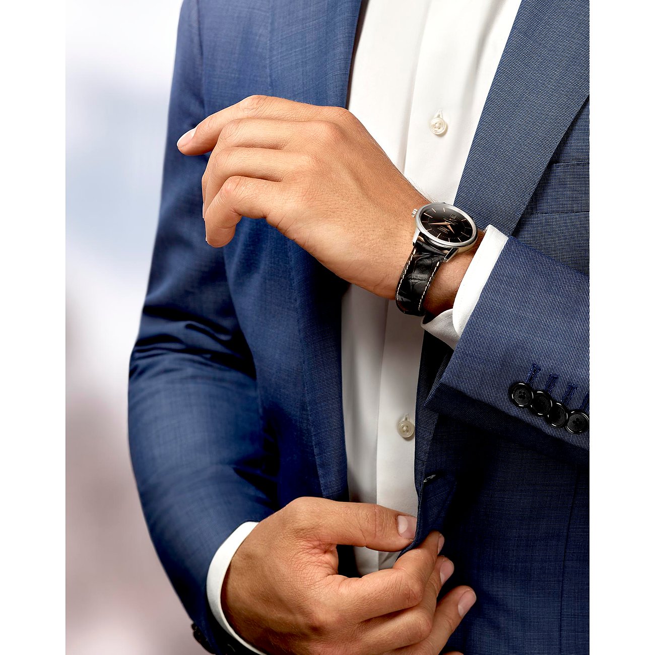 Longines Herrenuhr mit Edelstahlgehäuse und schwarzem Lederarmband.