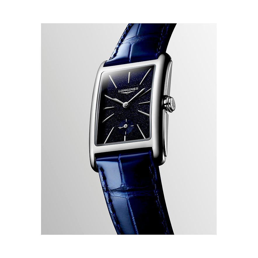 Nahaufnahme einer Longines Damenuhr aus Edelstahl mit rechteckigem Gehäuse und dunkelblauem Armband.