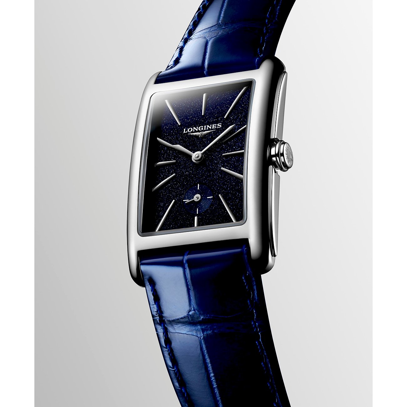 Nahaufnahme einer Longines Damenuhr aus Edelstahl mit rechteckigem Gehäuse und dunkelblauem Armband.