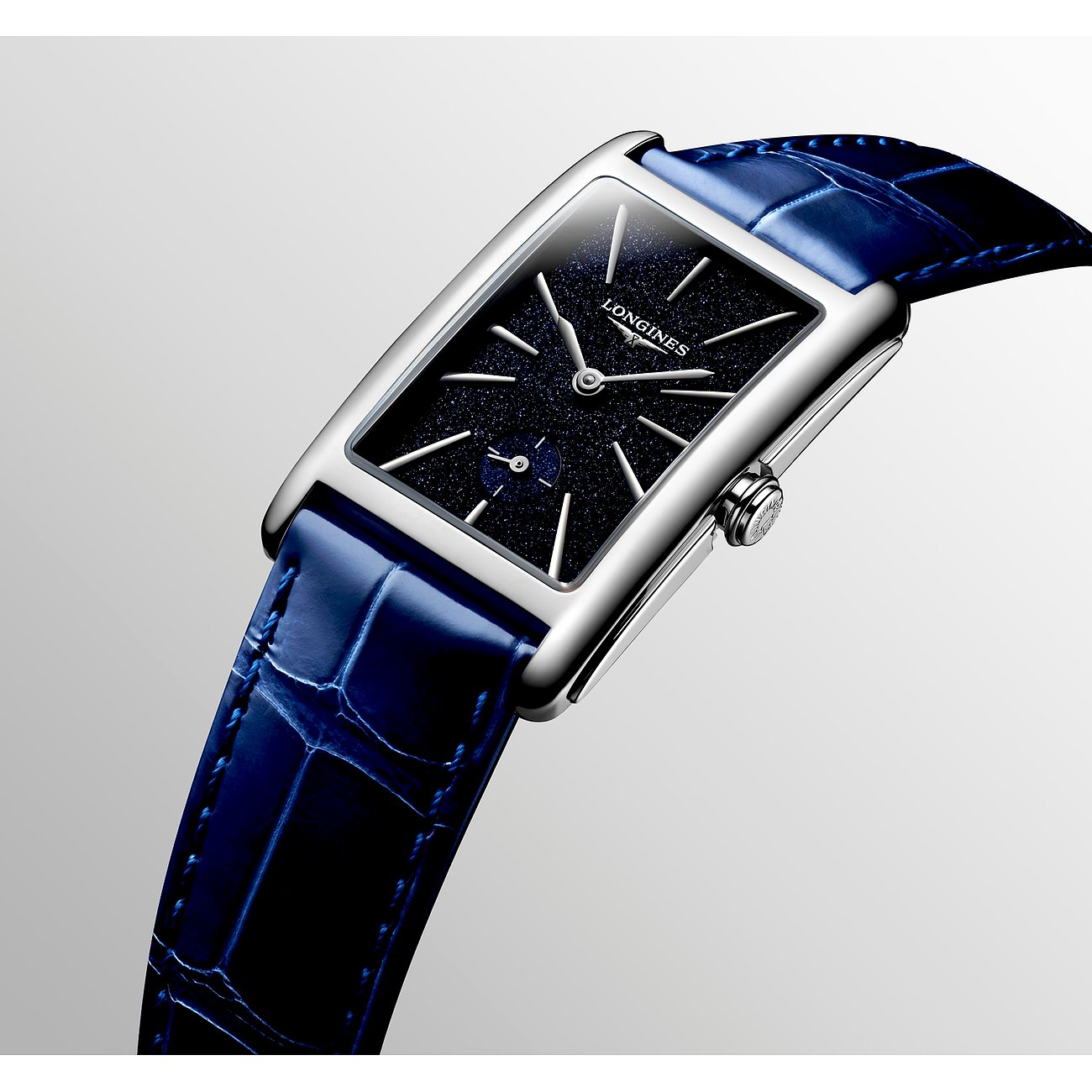 Die Longines Damenuhr aus poliertem Edelstahl mit rechteckigem Gehäuse und blauem Krokodil-Lederarmband.