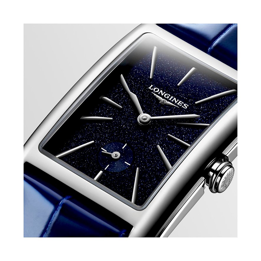 Nahaufnahme einer rechteckigen Longines Damenuhr aus Edelstahl mit glitzerndem blauem Zifferblatt und blauer Lederband.