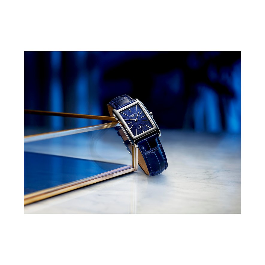 Nahaufnahme einer Longines Damenuhr aus Edelstahl mit rechteckigem Zifferblatt und blauem Lederarmband, schräg von oben.