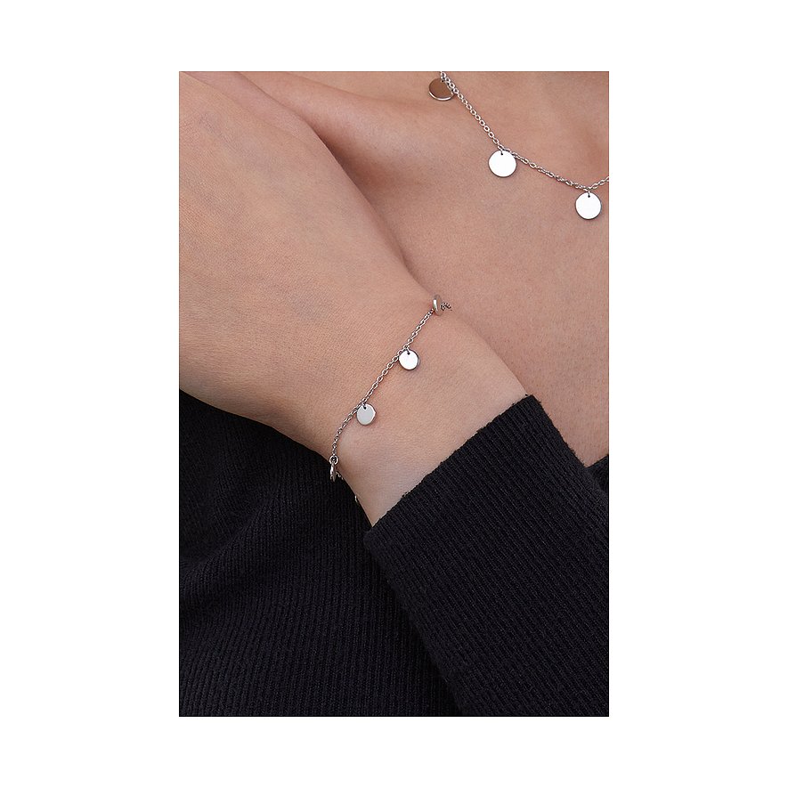 Caï Armband aus 925er Silber mit dünner Kette und kleinen, runden Anhängern am Handgelenk getragen.