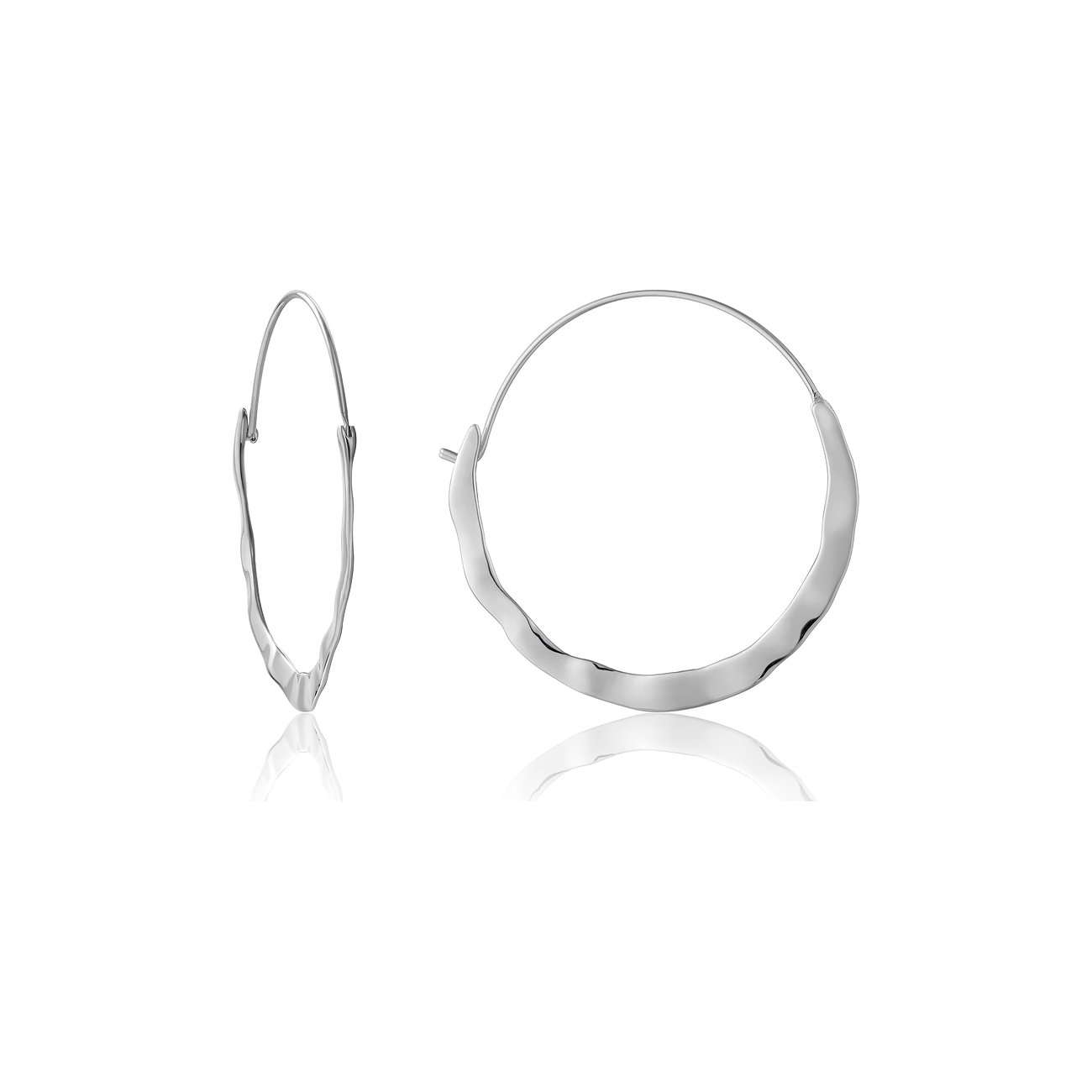 Ania Haie Ohrschmuck: Zwei geformte Silber-Creolen mit unregelmäßiger Oberfläche liegen nebeneinander auf weißem Hintergrund.