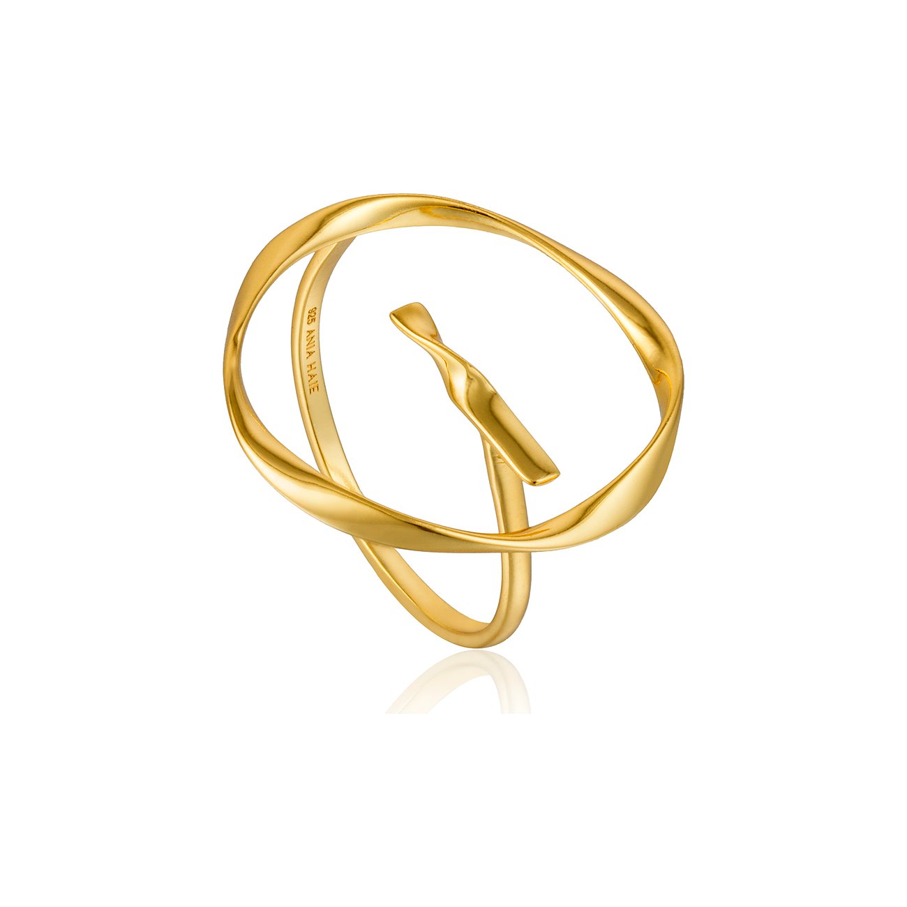 Ania Haie Ring aus goldfarbenem 925er Silber mit einer gedrehten, offenen Ringschiene auf weißem Grund.