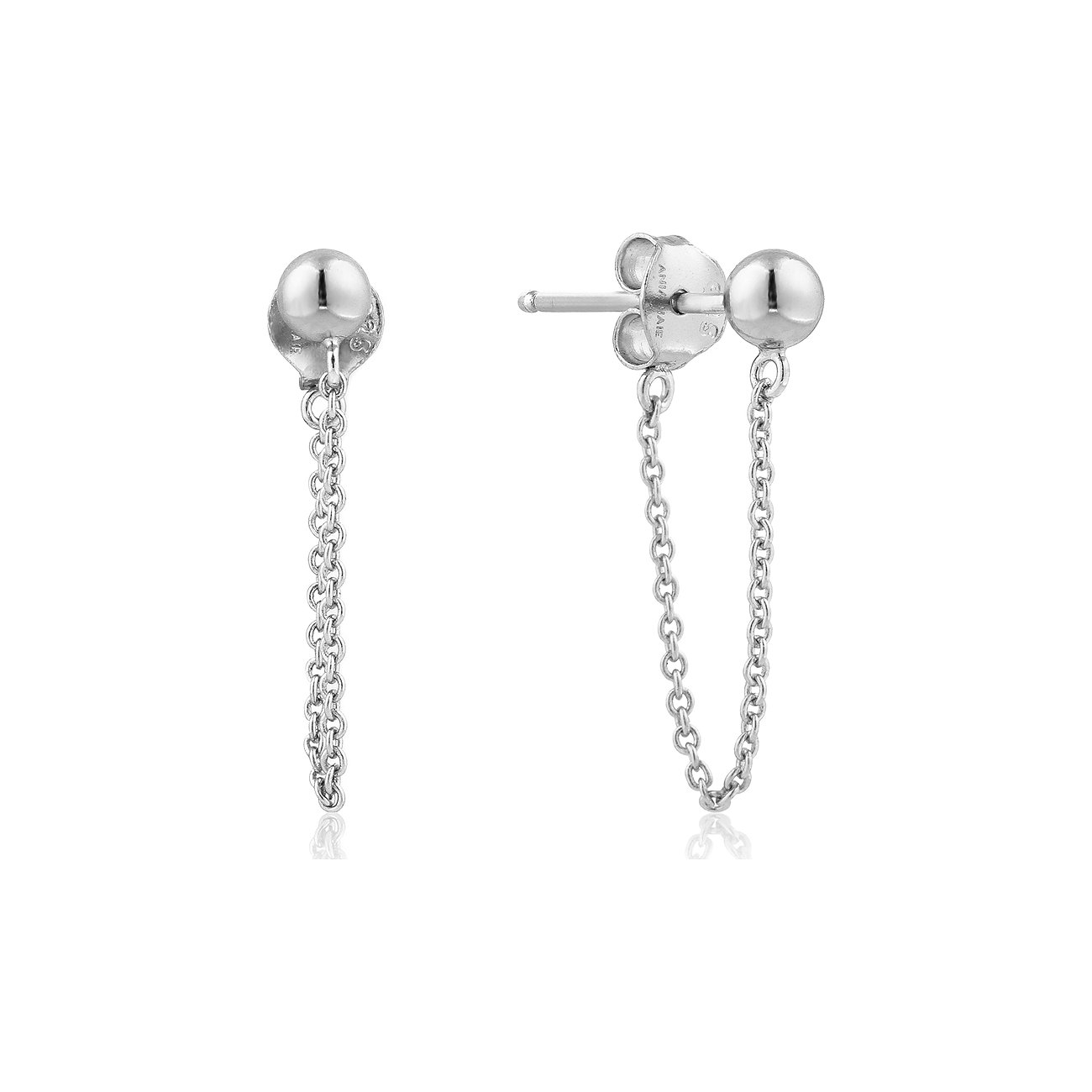 Zwei silberne Kugel-Ohrstecker von Ania Haie aus 925er Silber mit dünnen, herabhängenden Ketten.