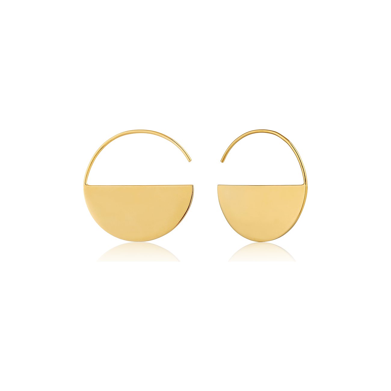 Ania Haie Ohrschmuck aus vergoldetem 925er Silber. Zwei goldene, halbkreisförmige Creolen mit glänzender Oberfläche.