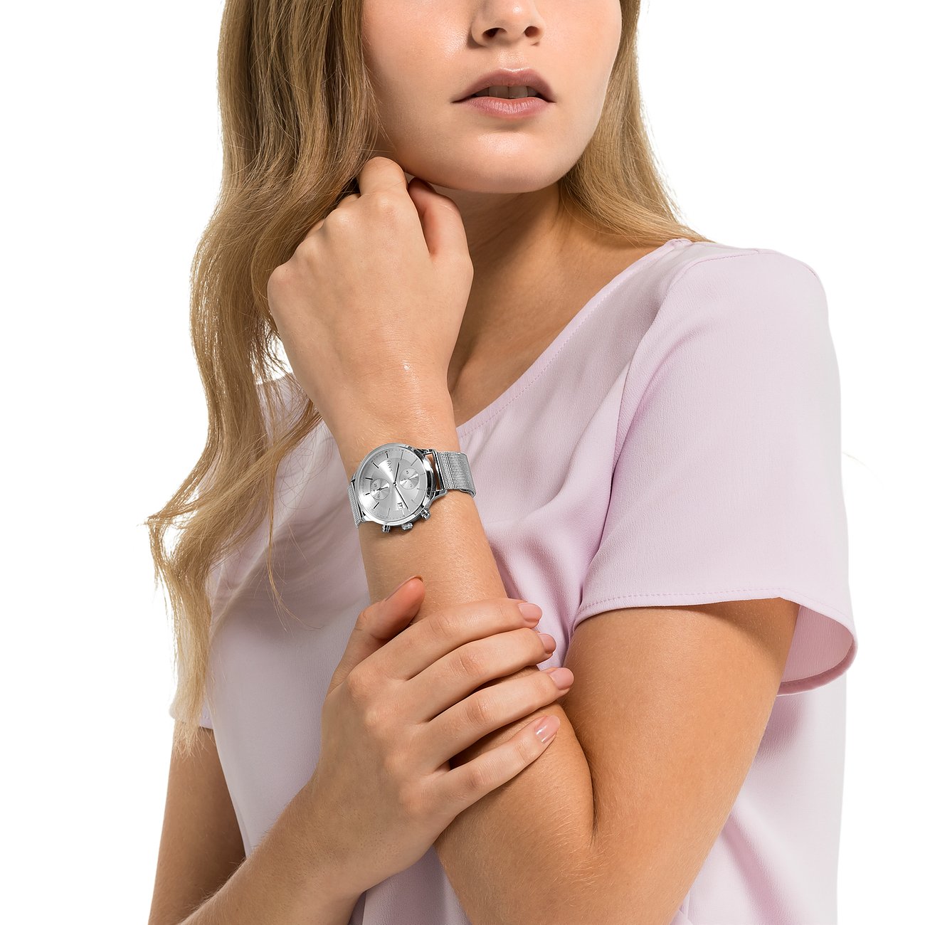 FAVS Damenuhr aus Edelstahl mit silbernem Zifferblatt und Mesh-Armband, getragen an einem Frauenhandgelenk.