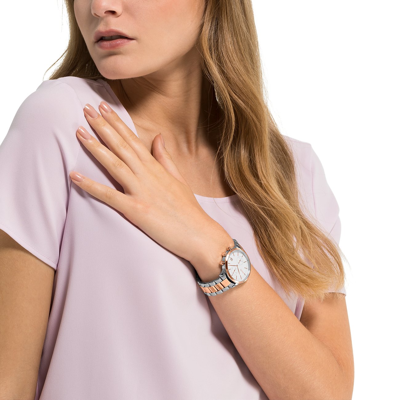 FAVS Damenuhr aus Edelstahl am Handgelenk einer Frau. Das Zifferblatt der Uhr ist weiß.