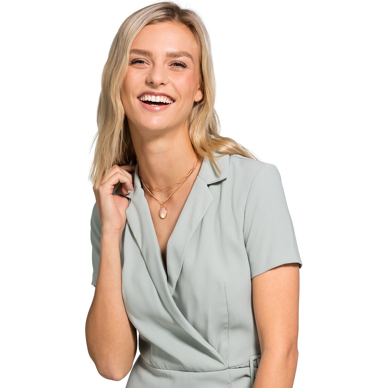 Lachende Frau mit blonden Haaren und einem CHRIST Halsschmuck aus Silber um den Hals.