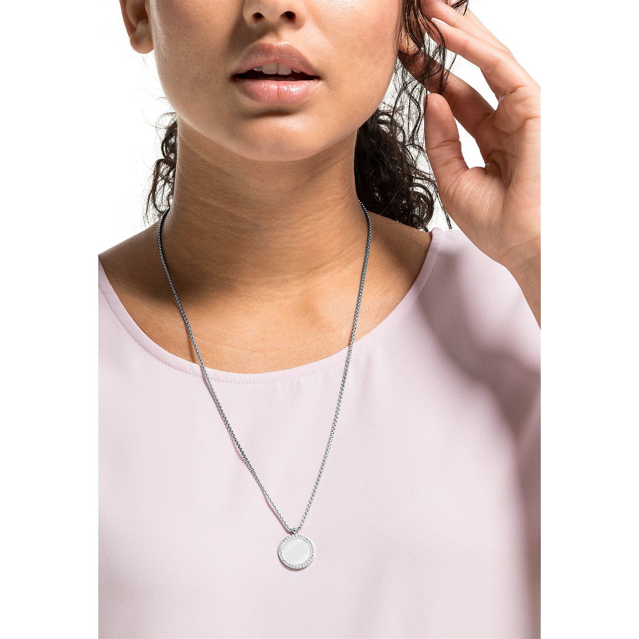 FAVS Halsschmuck aus Edelstahl mit Zirkonia, getragen von einem Model vor hellem Hintergrund.