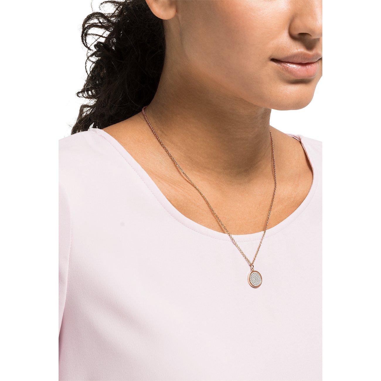 FAVS Halsschmuck aus roségoldfarbenem Edelstahl mit rundem Zirkonia-Anhänger, getragen von einer Person.
