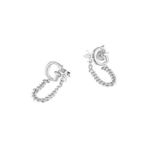 Ett par Guess örhängen i rostfritt stål med G-logga, stjärnor och gnistrande Swarovski-kristaller visas.