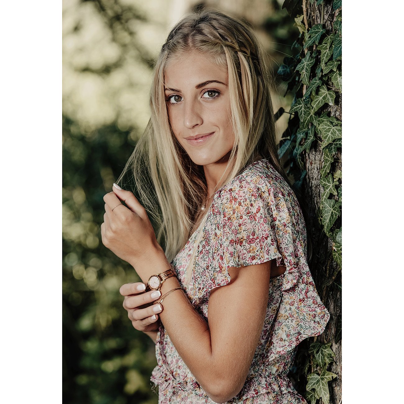 Laimer damträklocka i detalj på en modellarm, omgiven av murgröna och träd.