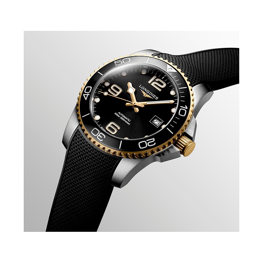 Longines Herrenuhr mit Edelstahlgehäuse, schwarzem Zifferblatt und goldfarbener Lünette.