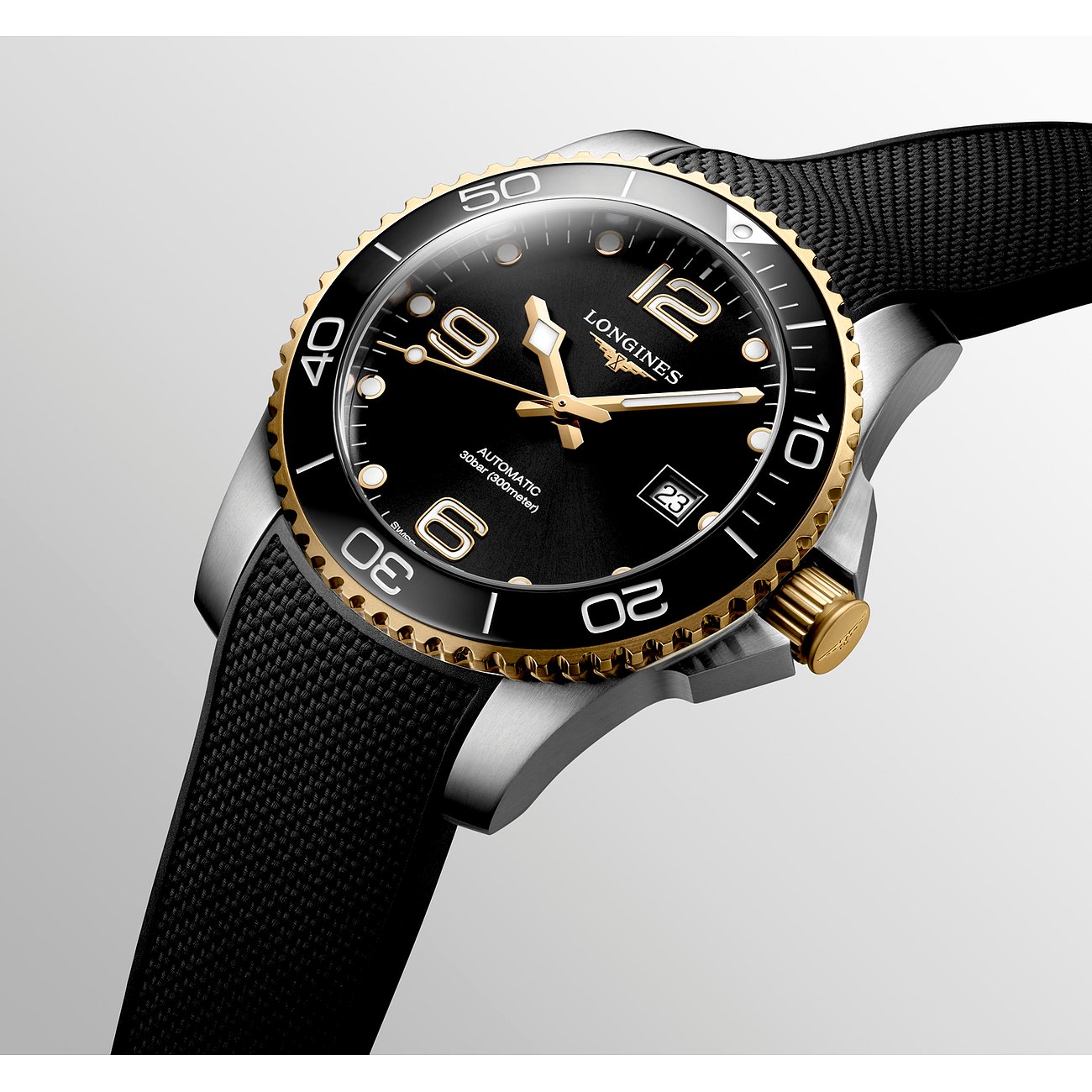 Longines Herrenuhr mit Edelstahlgehäuse, schwarzem Zifferblatt und goldfarbener Lünette.