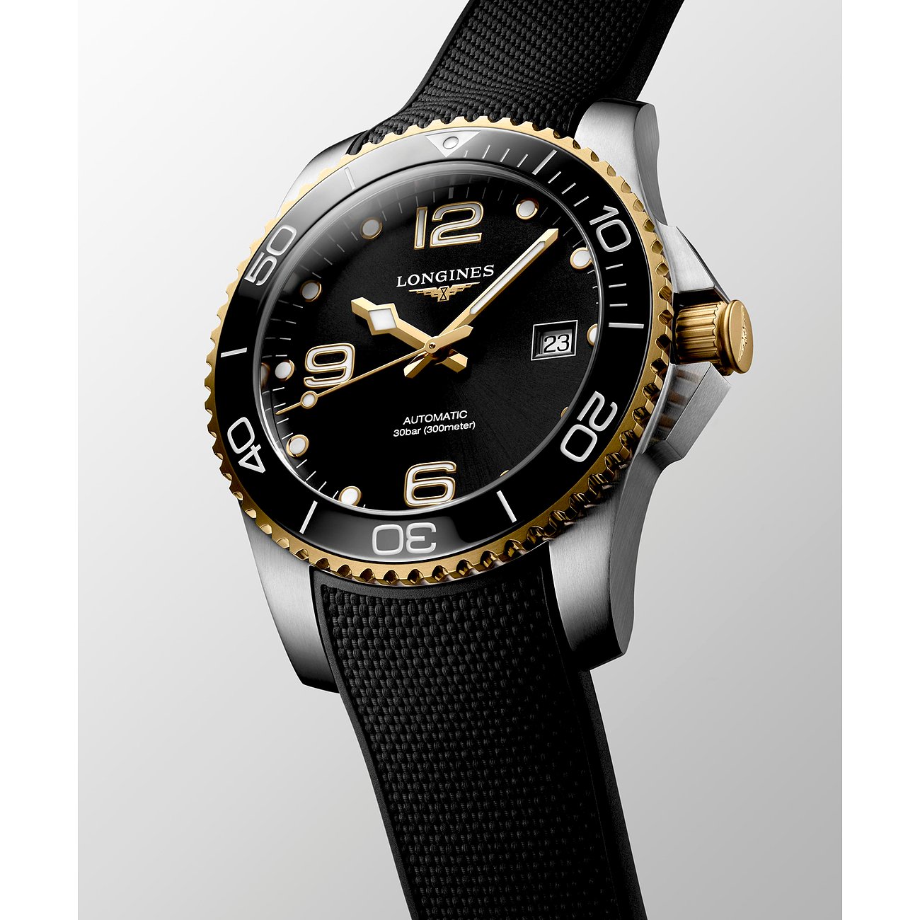 Longines Herrenuhr mit Edelstahlgehäuse, goldfarbener Lünette und schwarzem Zifferblatt.