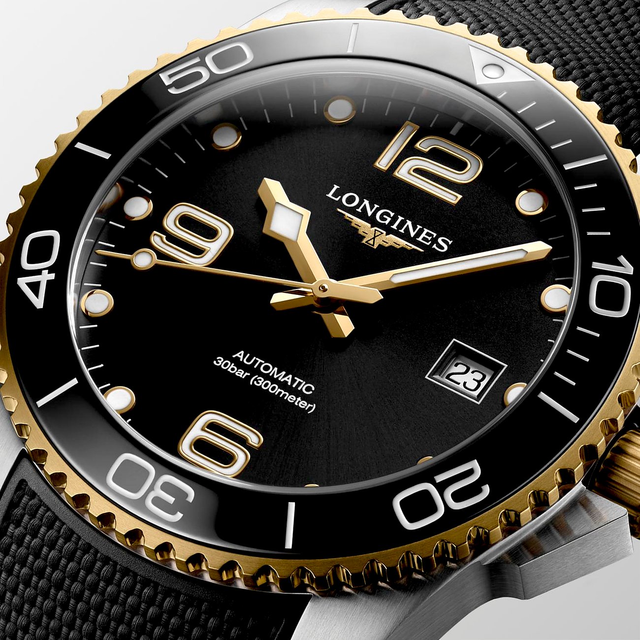 Longines Herrenuhr mit Edelstahlgehäuse, schwarzem Zifferblatt und goldenen Akzenten.