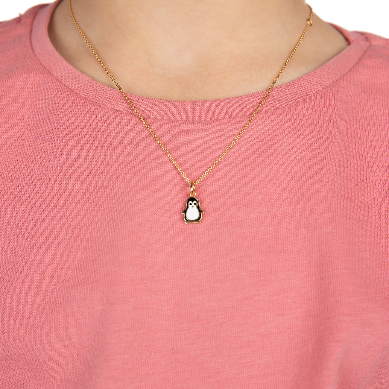 FAVS Little Friends Halsschmuck aus goldfarbenem Silber mit einem Pinguin-Anhänger mit schwarzen und weißen Details.