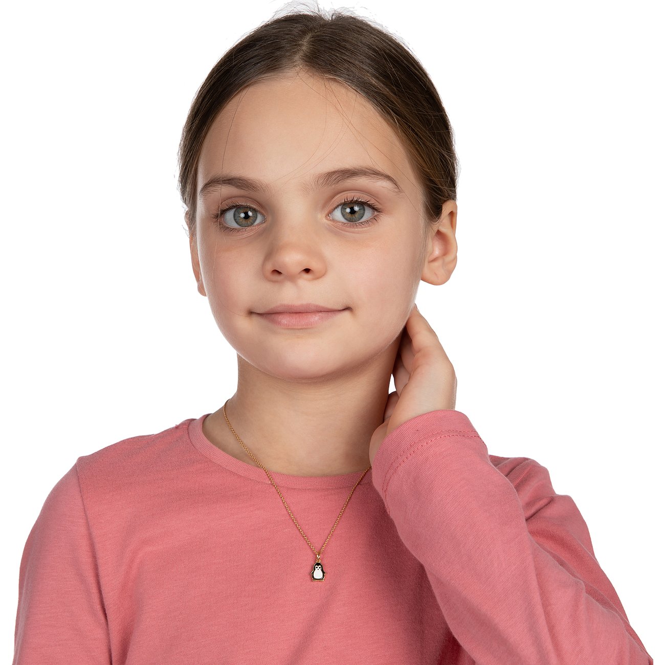 Eine junge Frau trägt eine kurze Halskette von FAVS Little Friends aus vergoldetem Silber mit einem Pinguin-Anhänger.