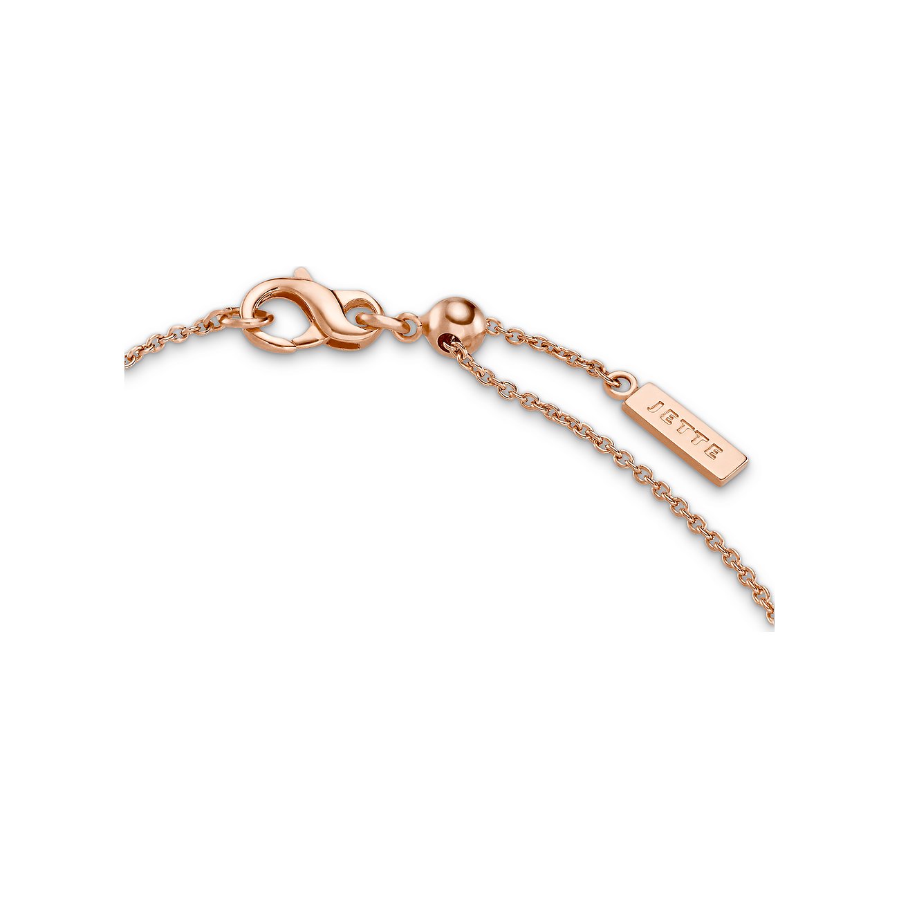Nahaufnahme des Verschlusses eines JETTE Armschmucks aus rosévergoldetem 925er Silber mit JETTE Logo Tag.