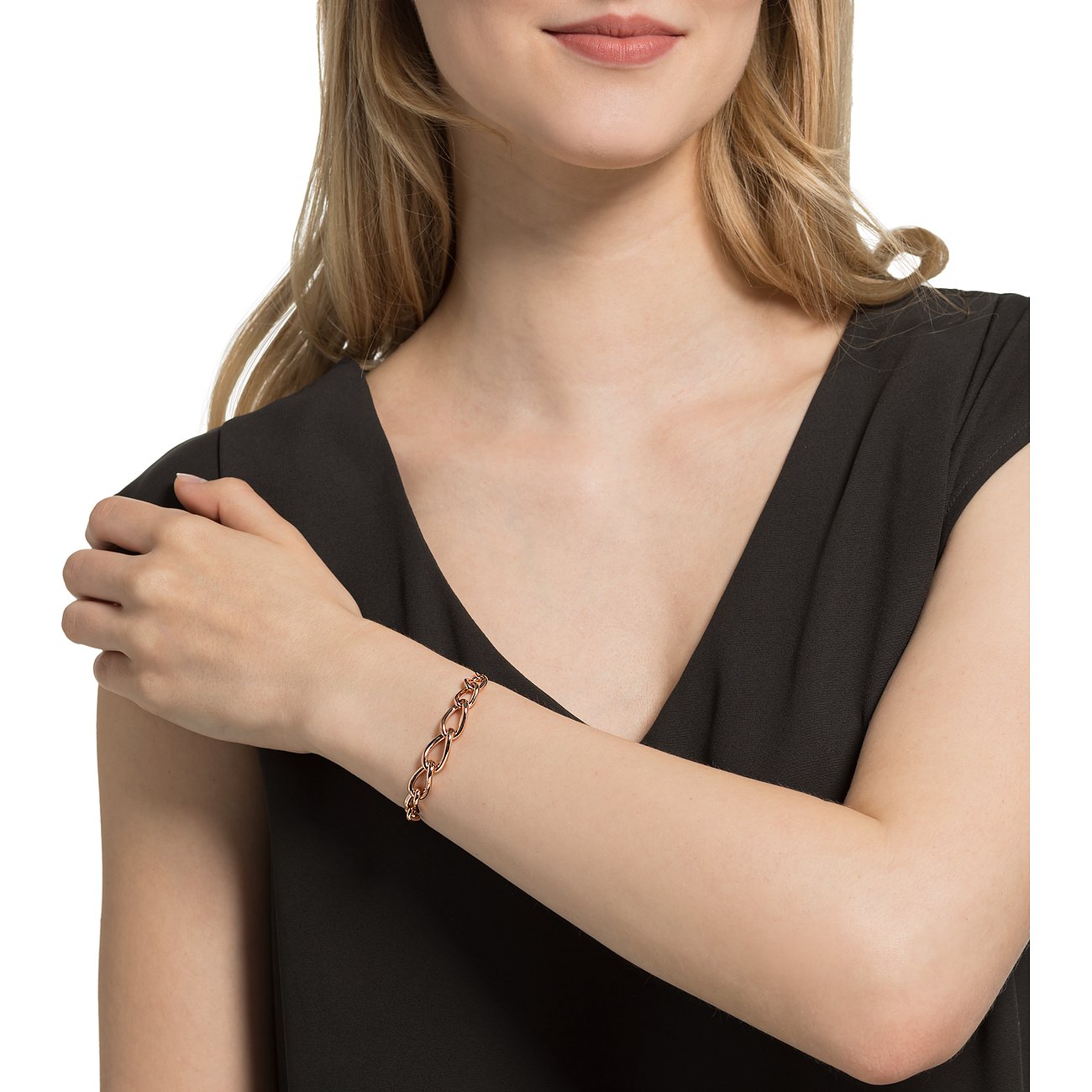 JETTE Armband aus 925er Silber in Roségold, getragen von einer Frau, mit ineinandergreifenden, ovalen Kettengliedern.