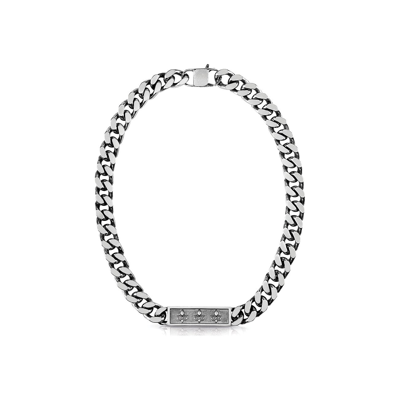 Guess Halsschmuck aus Edelstahl mit breiter Gliederkette. Ein rechteckiger Anhänger zeigt drei Fleur-de-Lis Symbole.