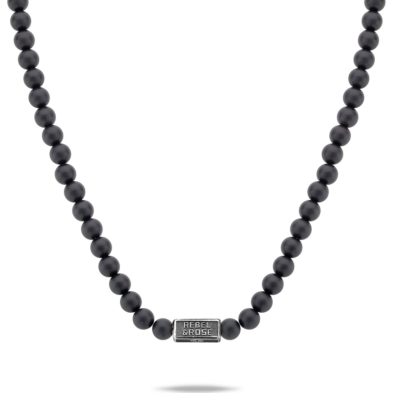 Rebel & Rose Halskette aus matten Onyx Perlen mit silberfarbenem Verschluss, der mit „REBEL & ROSE“ graviert ist.