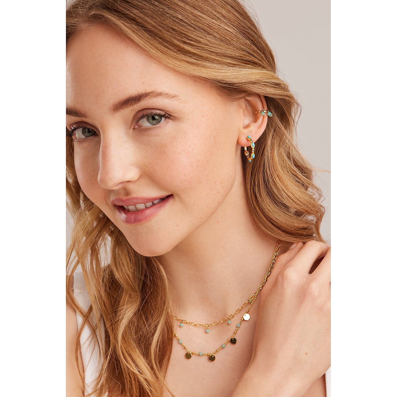 Caï Ohrringe aus 925er Silber mit türkisfarbenen Steinen und Münzanhängern.