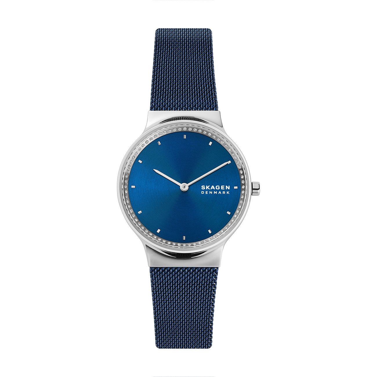 Eine Skagen Damenuhr aus Edelstahl mit blauem Zifferblatt und blauem Milanaiseband ist frontal abgebildet.