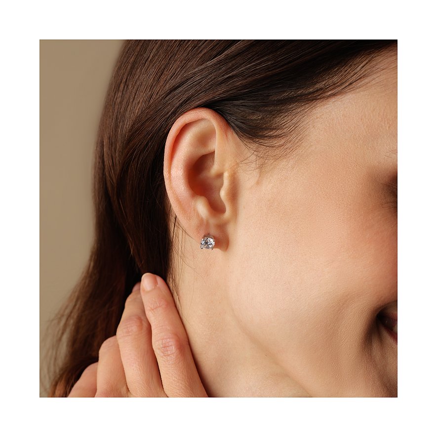 FAVS Ohrstecker aus Silber 925 mit Zirkonia-Glanz, getragen am Ohr einer Frau, detailreiche Ansicht.