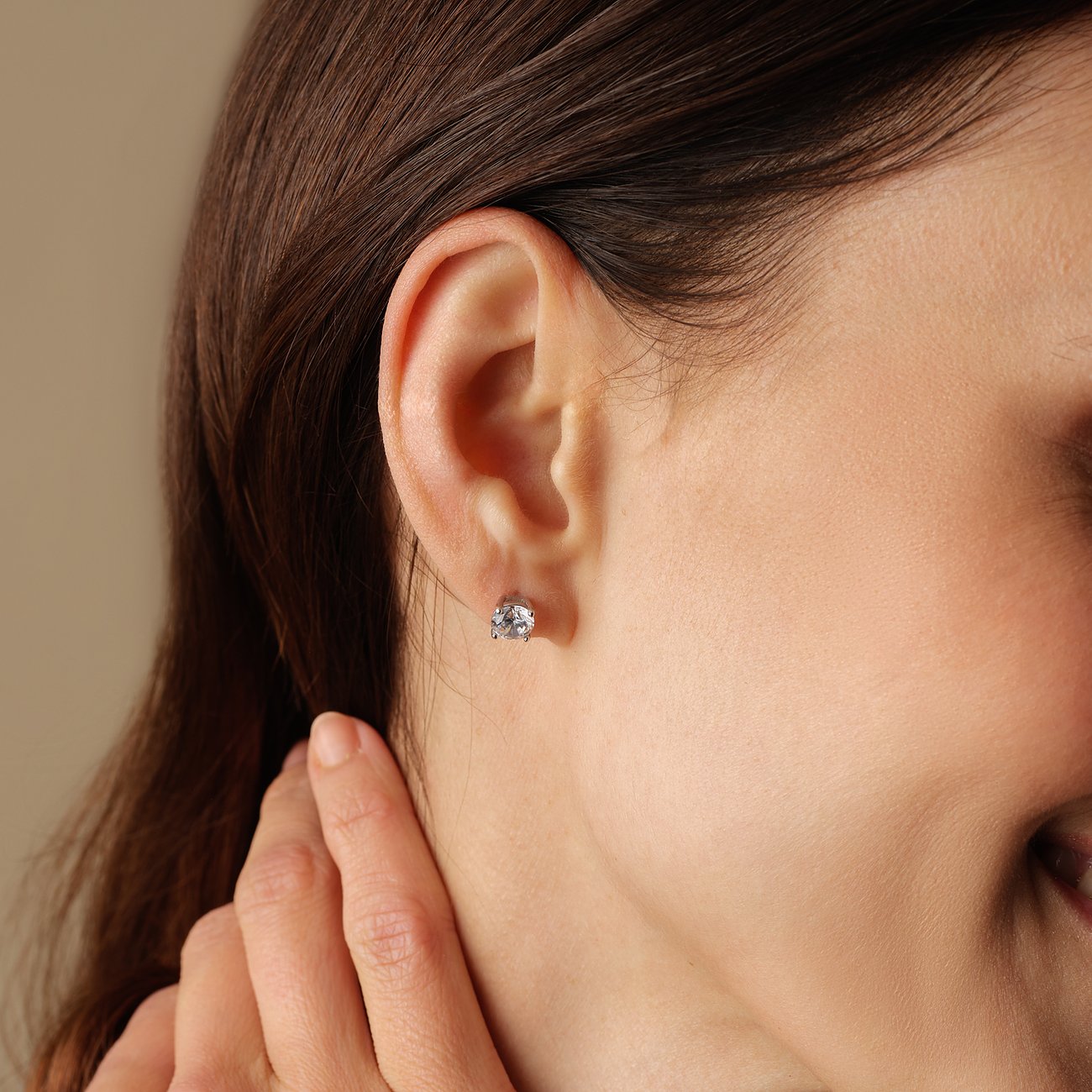 FAVS Ohrstecker aus Silber 925 mit Zirkonia-Glanz, getragen am Ohr einer Frau, detailreiche Ansicht.