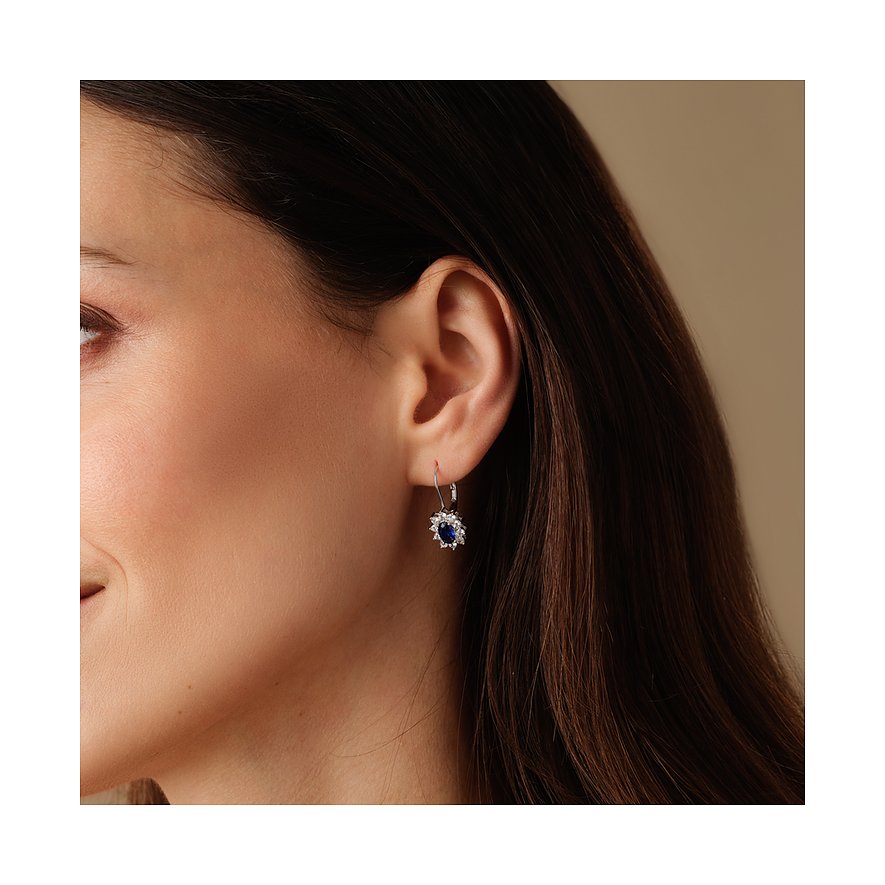 FAVS ørering i 925 sølv, en enkelt hængeørering på en kvindes øre, med en blå zirkonia ædelsten.