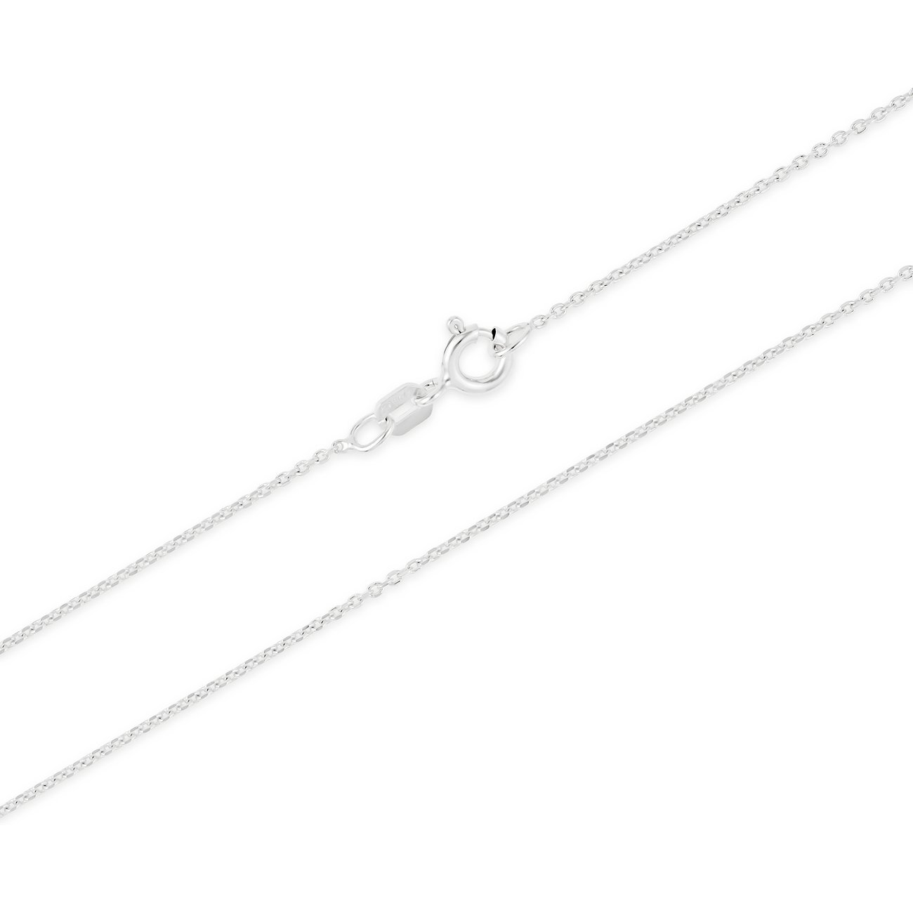 Närbild på ett skimrande silverhalsband från FAVS i 925 sterlingsilver med tunna länkar och spänne.