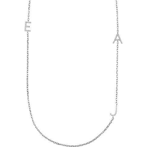 CHRIST X YOU Halsschmuck aus konfiguriertem Material mit Buchstaben-Anhängern.