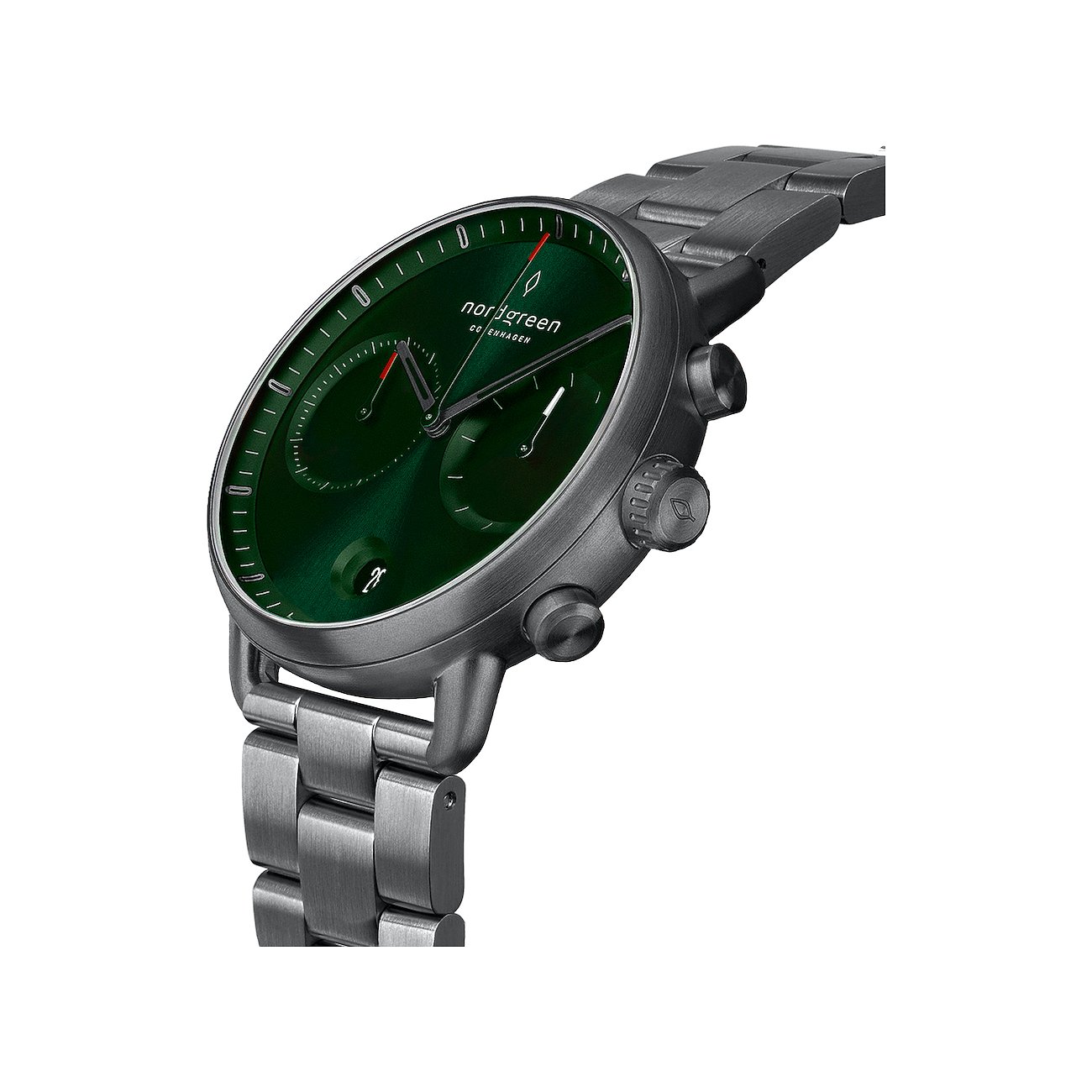 Nahaufnahme einer Nordgreen Herrenuhr aus Edelstahl, schräg von oben. Das Zifferblatt ist dunkelgrün.