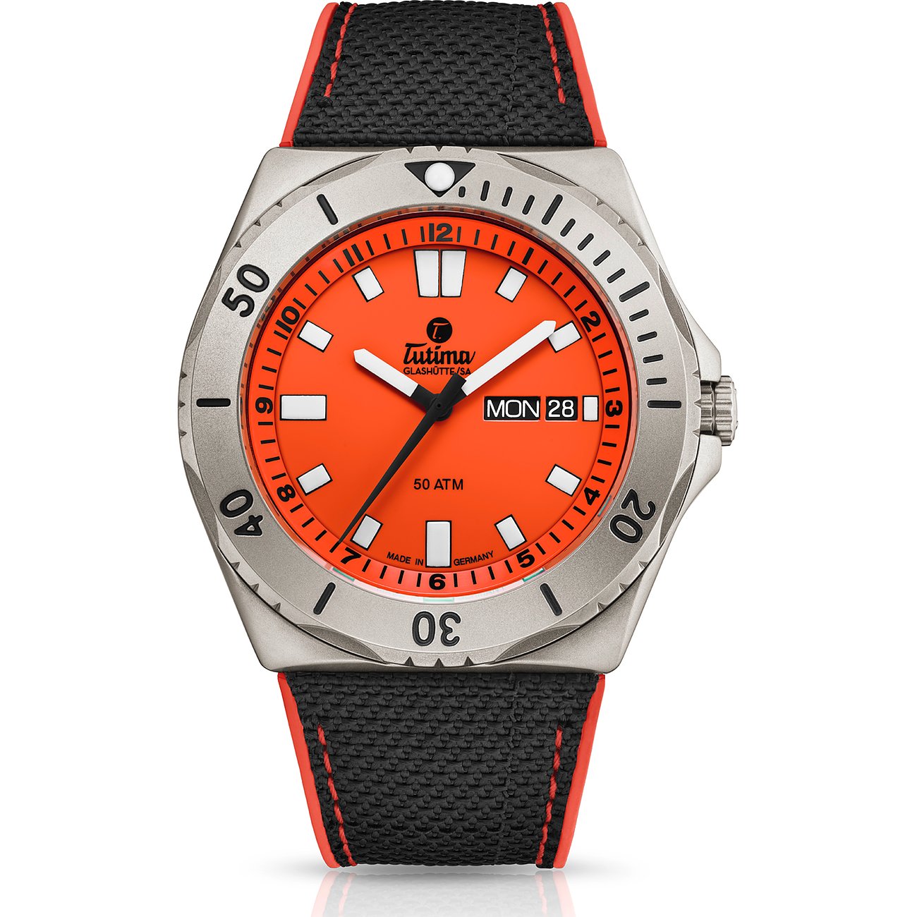 Eine Tutima Glashütte Herrenuhr aus Titan von vorne mit leuchtend orangem Zifferblatt und schwarzem Armband mit roter Naht.