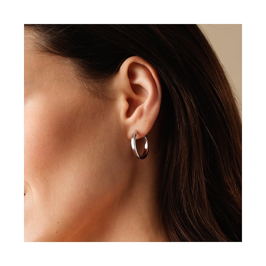 FAVS 925 sterlingsølv creoler båret på ét øre, midterprofil.