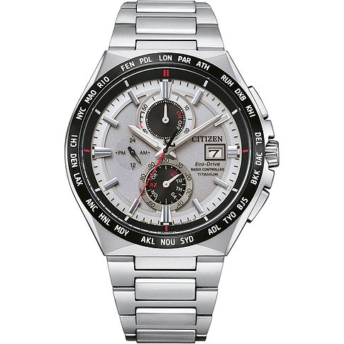 Citizen Herrenuhr aus Titan von vorne mit silbernem Zifferblatt und Chronographenfunktionen, graue und schwarze Akzente.