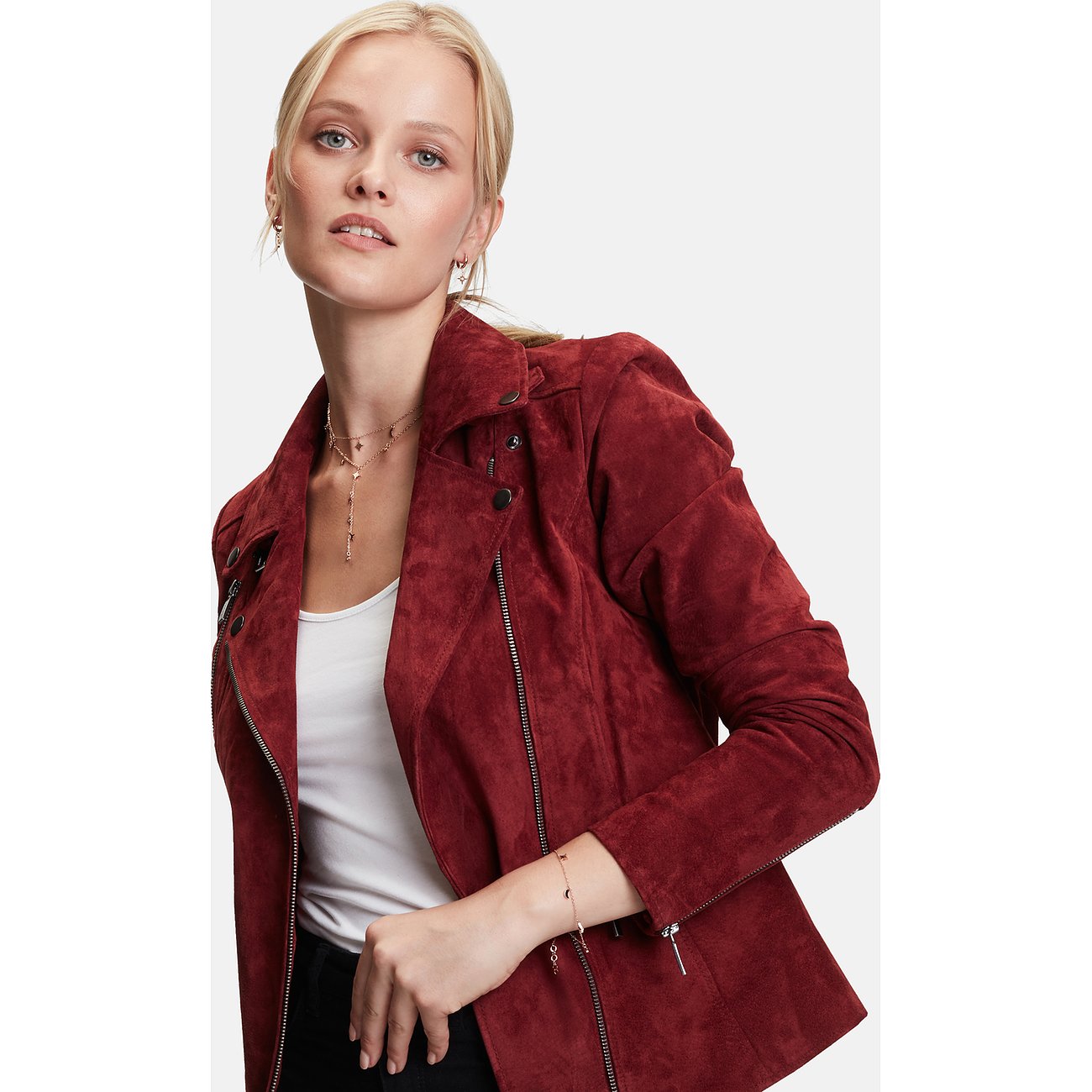 Model trägt eine goldfarbene Tamaris Halskette aus Edelstahl mit Farbstoff-Zirkonia. Die Kette liegt am Oberkörper.